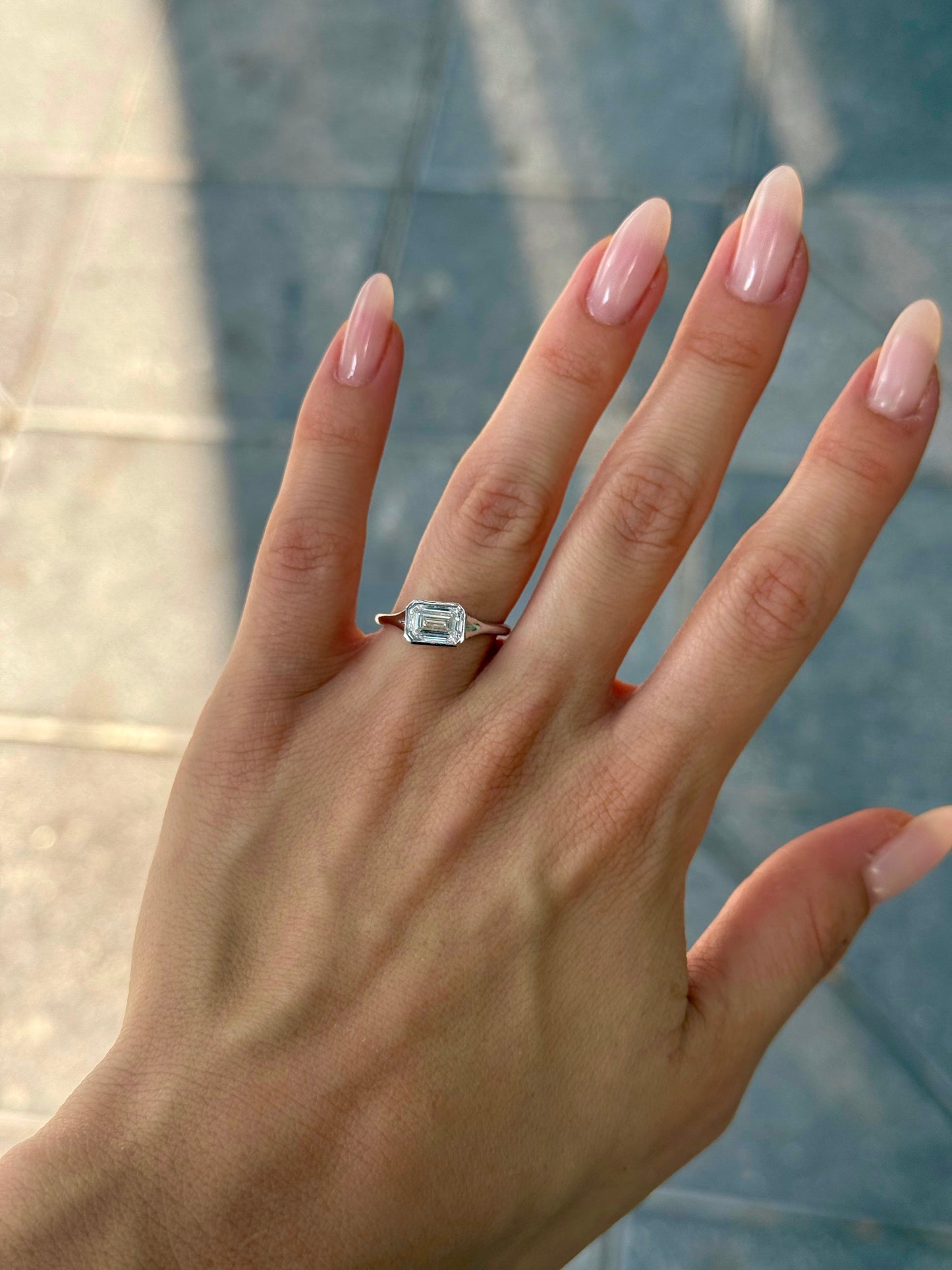 טבעת אירוסין בזל אמרלד ״איסט ווסט״ - 1.50 קראט 